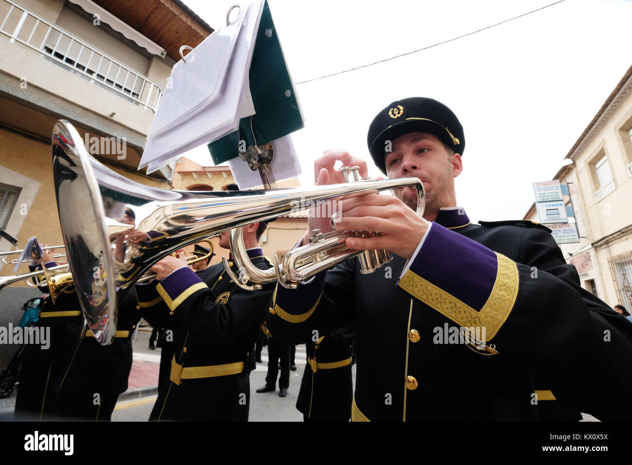 Musiker spielen bei der Semana Santa, der Karwoche Zeremonie in Alquerias, Spanien Stockfoto