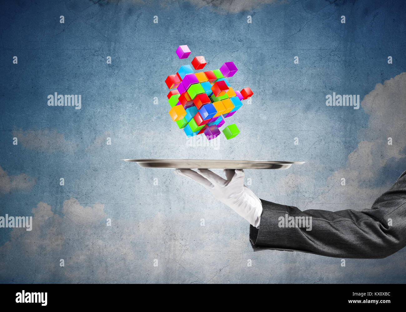 Nahaufnahme der Kellnerin Hand in weißen Handschuh Präsentieren mehrerer Cubes auf Metall Fach mit blauen bewölkt skyscape an der Wall auf dem Hintergrund dargestellt. 3D-Rendering Stockfoto
