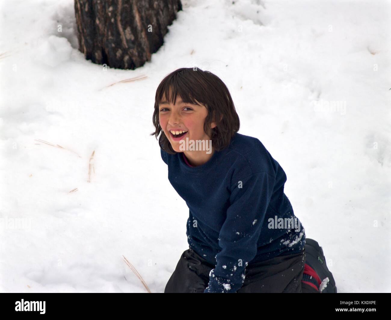 Jungen spielen im Schnee Stockfoto