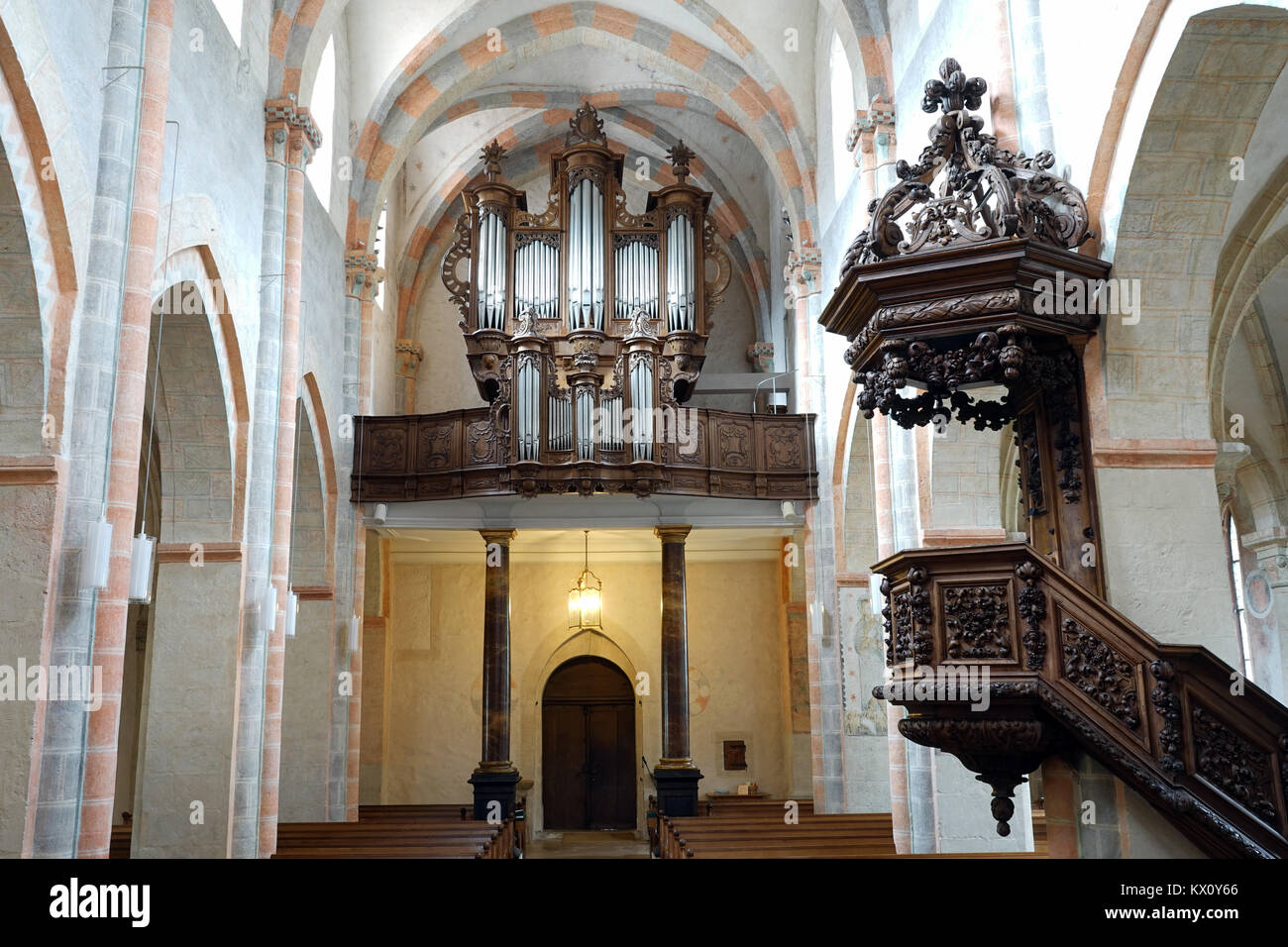 ST-URSANNE, SCHWEIZ - ca. Juli 2015 Orgel und Balkon in der Kirche Stockfoto