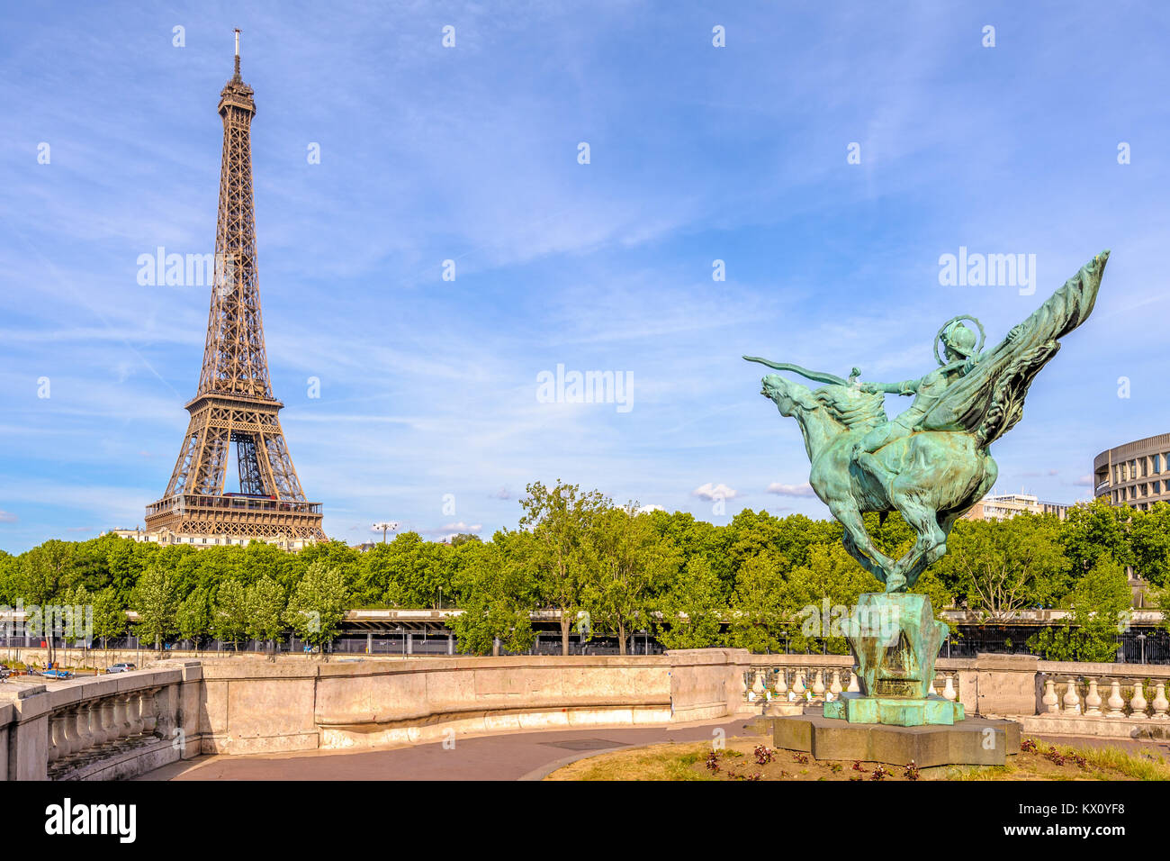 Pont de Bir-Hakeim und Eiffelturm Stockfoto