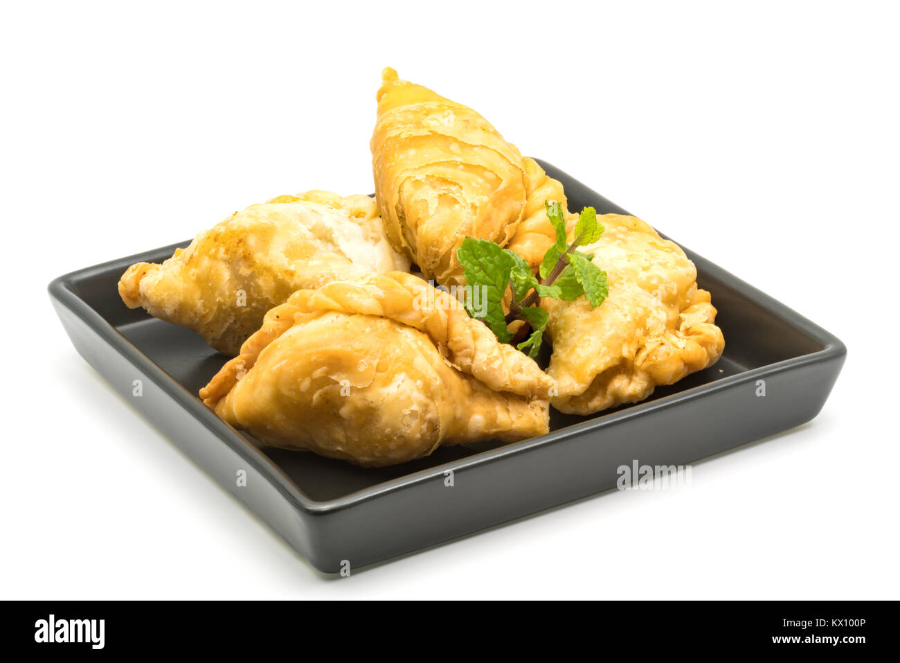 Curry Puffs in Schwarz auf weißem Hintergrund Stockfoto