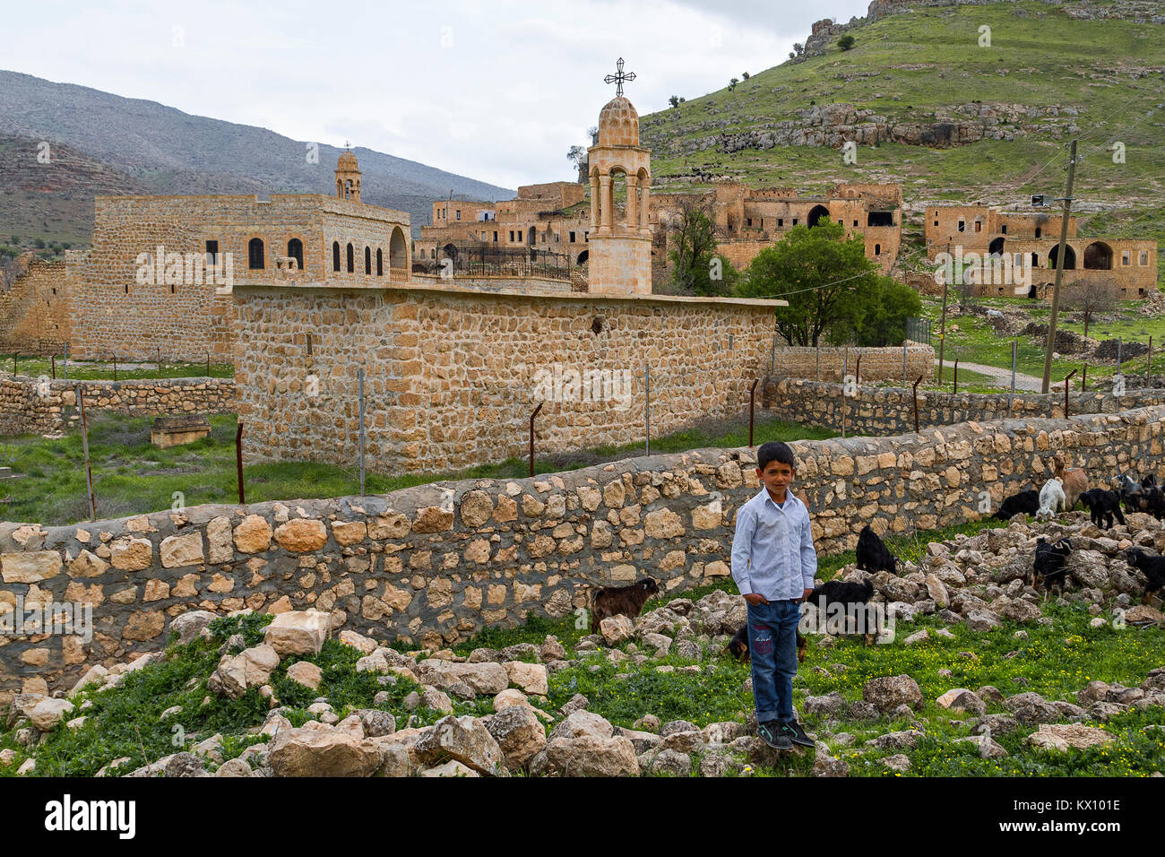 Blick über das verlassene Dorf Killit, in der Nähe der Stadt Savur in Mardin mit einem einheimischen Jungen. Das Dorf wurde von syrisch-orthodoxen Christen bewohnt. Stockfoto