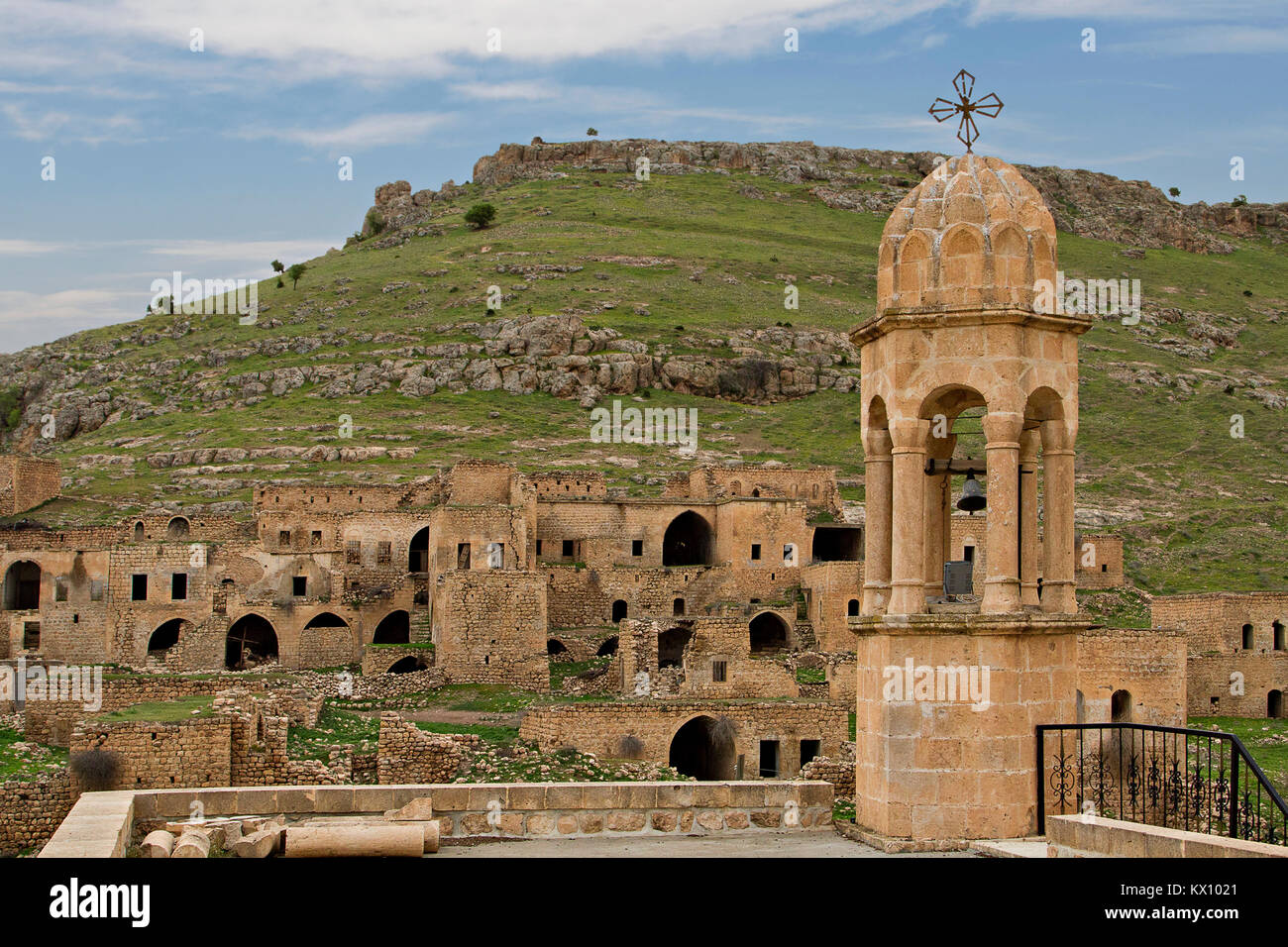 Blick über das verlassene Dorf Killit, in der Nähe der Stadt Savur und Mardin. Das Dorf war einst durch die syrisch-orthodoxen Christen bewohnt. Stockfoto