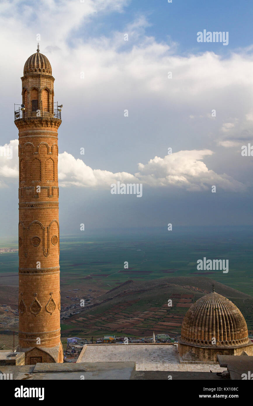Minarett und Kuppel der Großen Moschee in Mardin, Türkei mit der mesopotamischen Tiefebene im Hintergrund. Die Moschee ist auch als Ulu Camii bekannt. Stockfoto