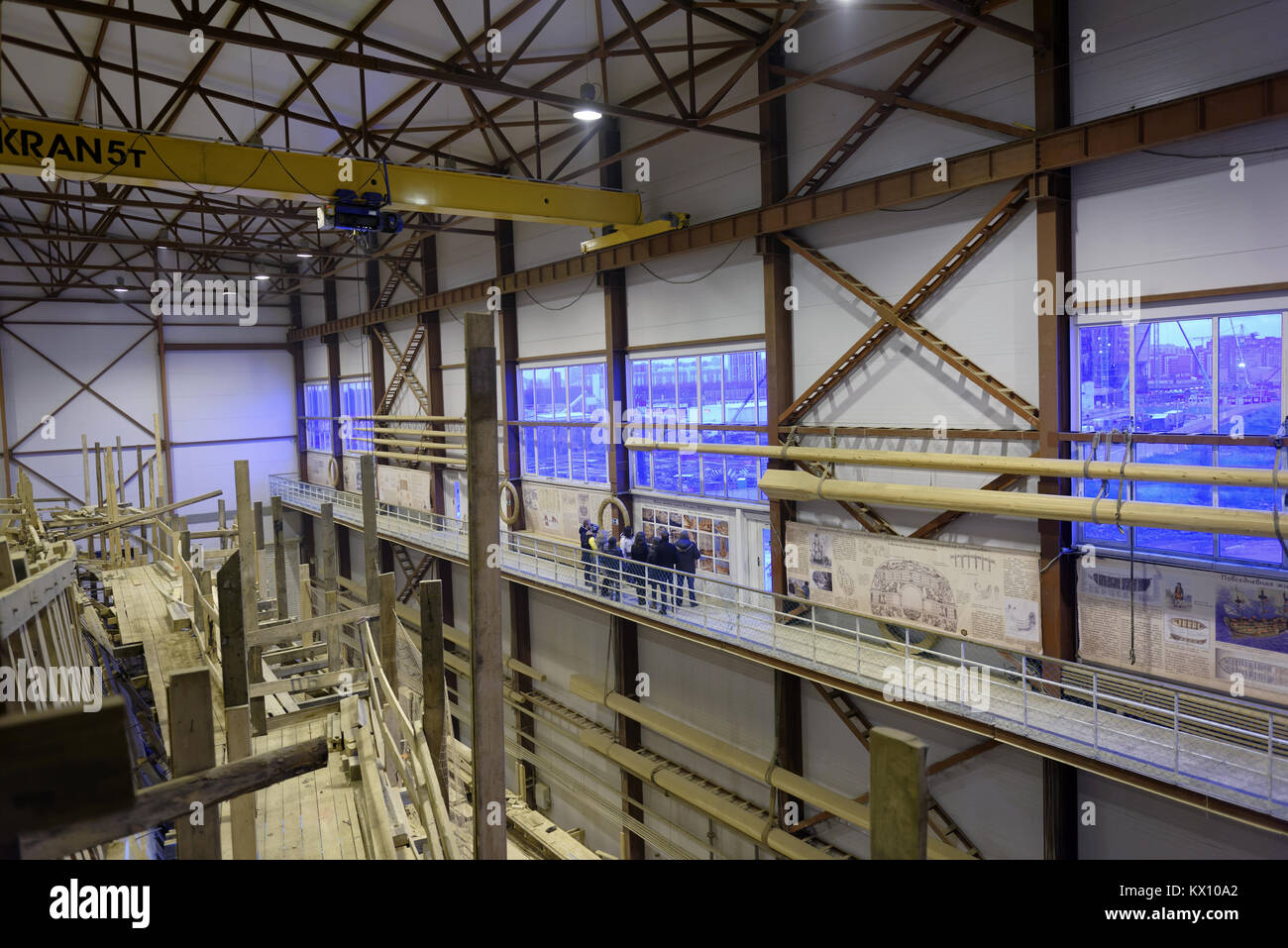 St. Petersburg, Russland - 27. Oktober 2016: Tour in die historische Werft, wo die erste russische Schiff der Linie Poltawa rekonstruiert werden Stockfoto