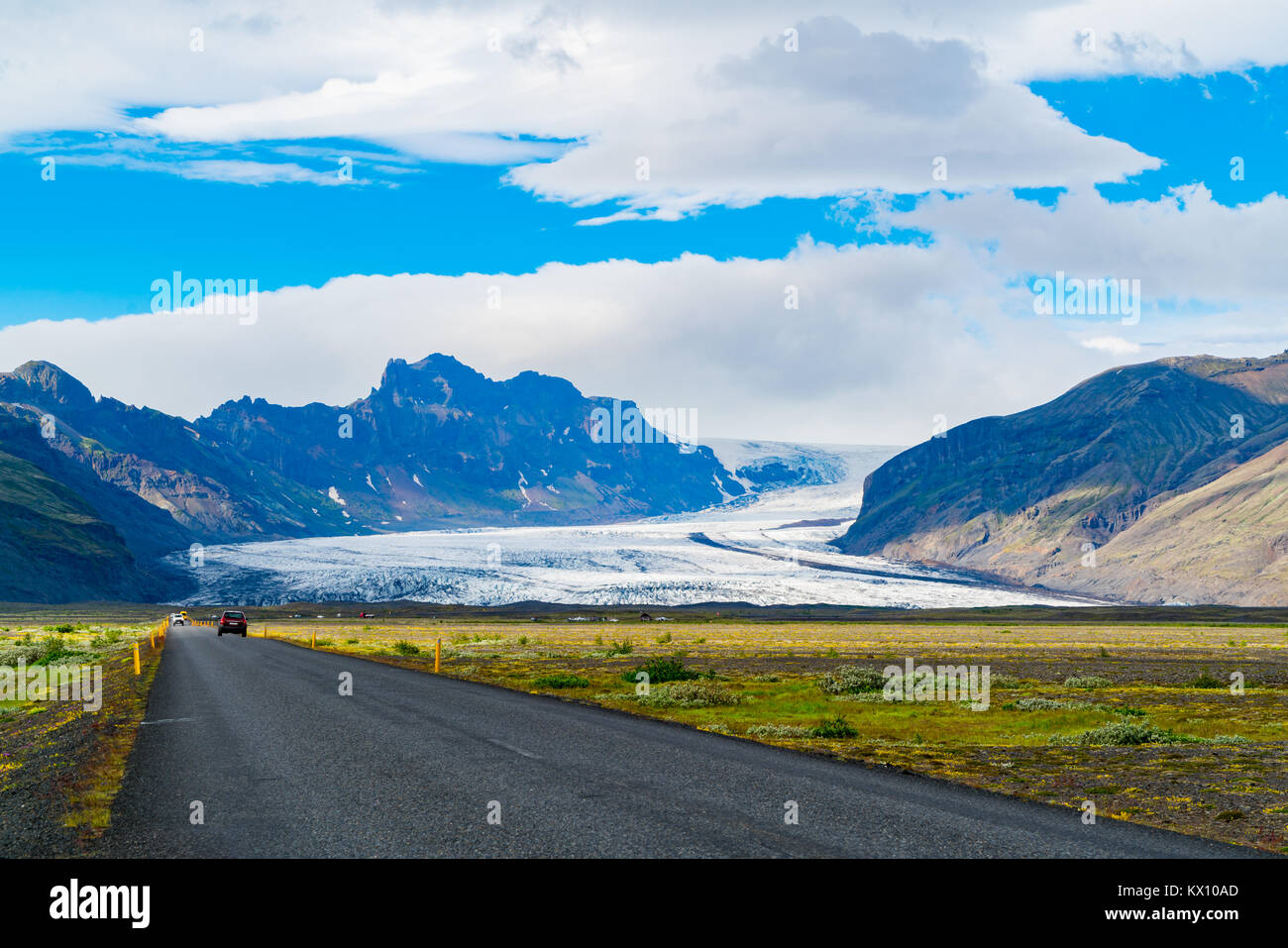 Blick auf Gletscher Vatnajökull und die hohen Berge in Island Stockfoto