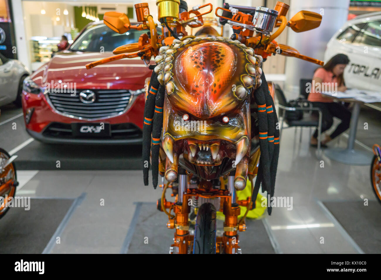 150 Raider Motorrad, populär in den Philippinen, 'blinged up' mit der Predator movie Thema. Stockfoto