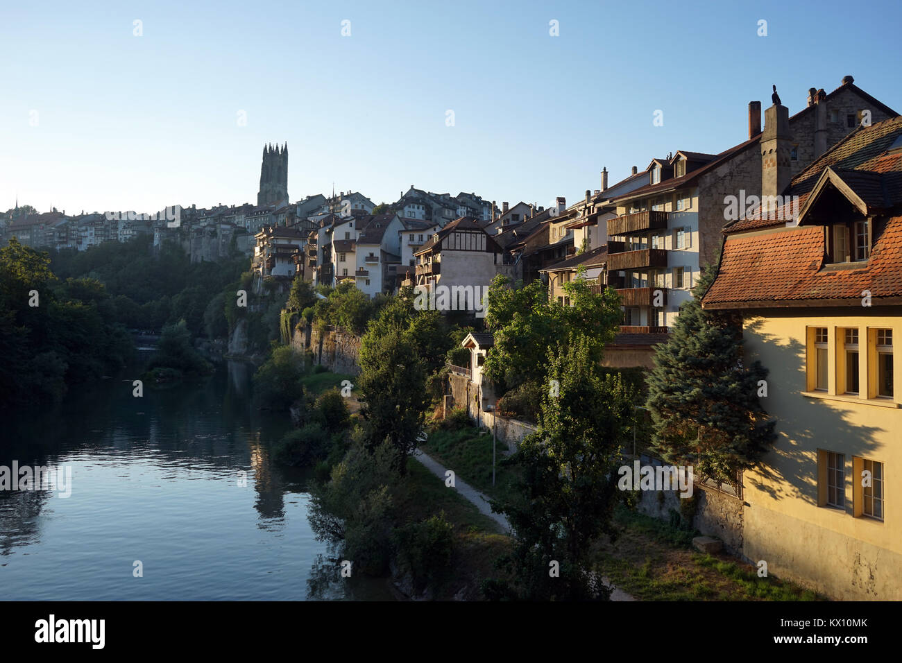FRIBOUTG, SCHWEIZ - ca. August 2015 Altstadt und Fluss Saane Stockfoto
