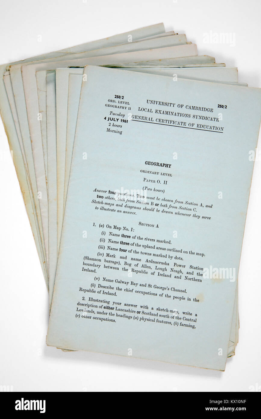 Ein Satz von der Universität Cambridge Örtliche Prüfungen Syndicate Allgemeines Zertifikat für Bildung Prüfungsaufgaben von 1961. Stockfoto