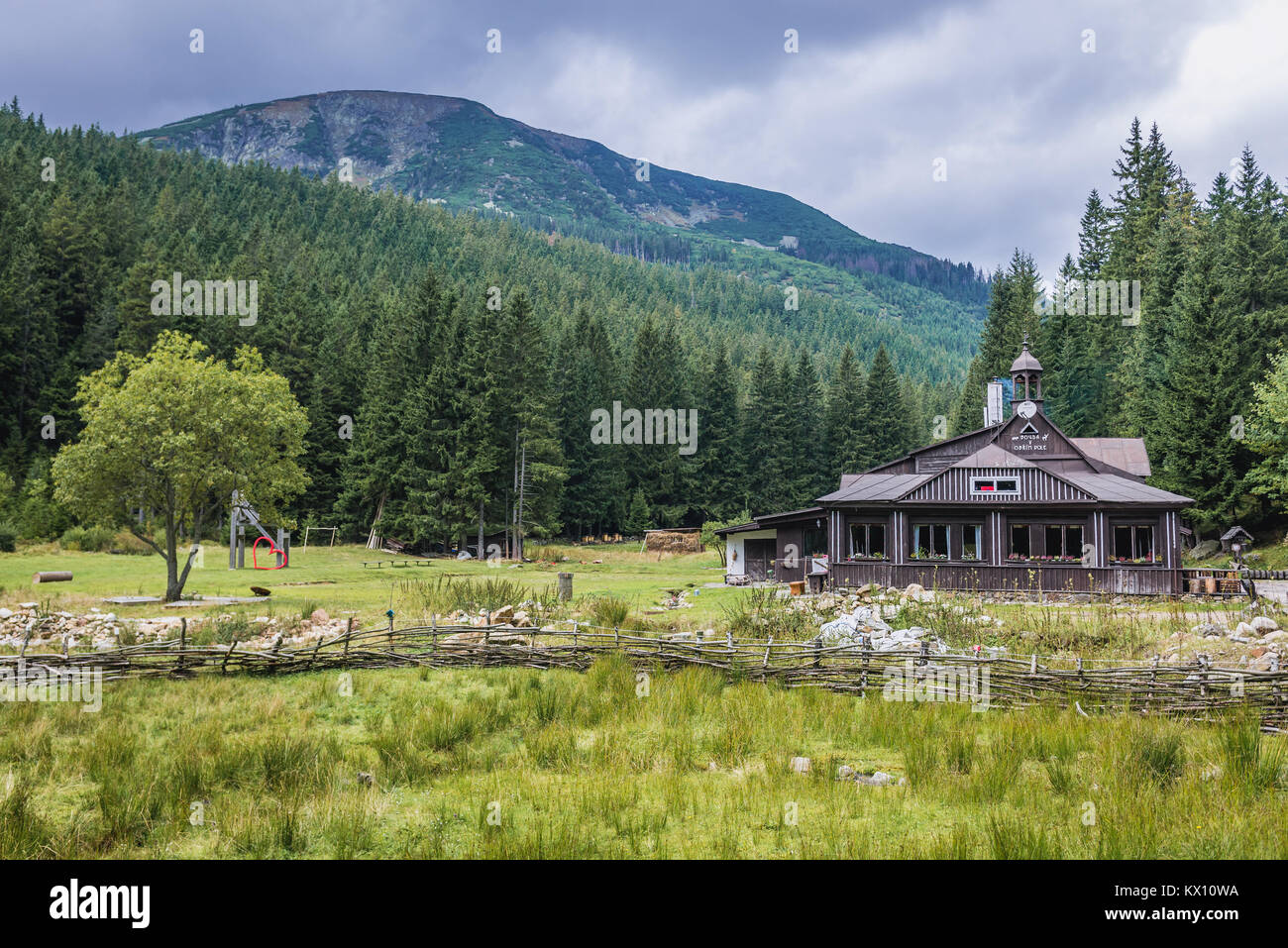 Bouda v Obrim Dole Hotel und Restaurant in Pec pod Snezkou, auf dem Weg zum Berg Sniezka in Sudeten, Tschechische Republik. Studnicni Berg im Hintergrund Stockfoto