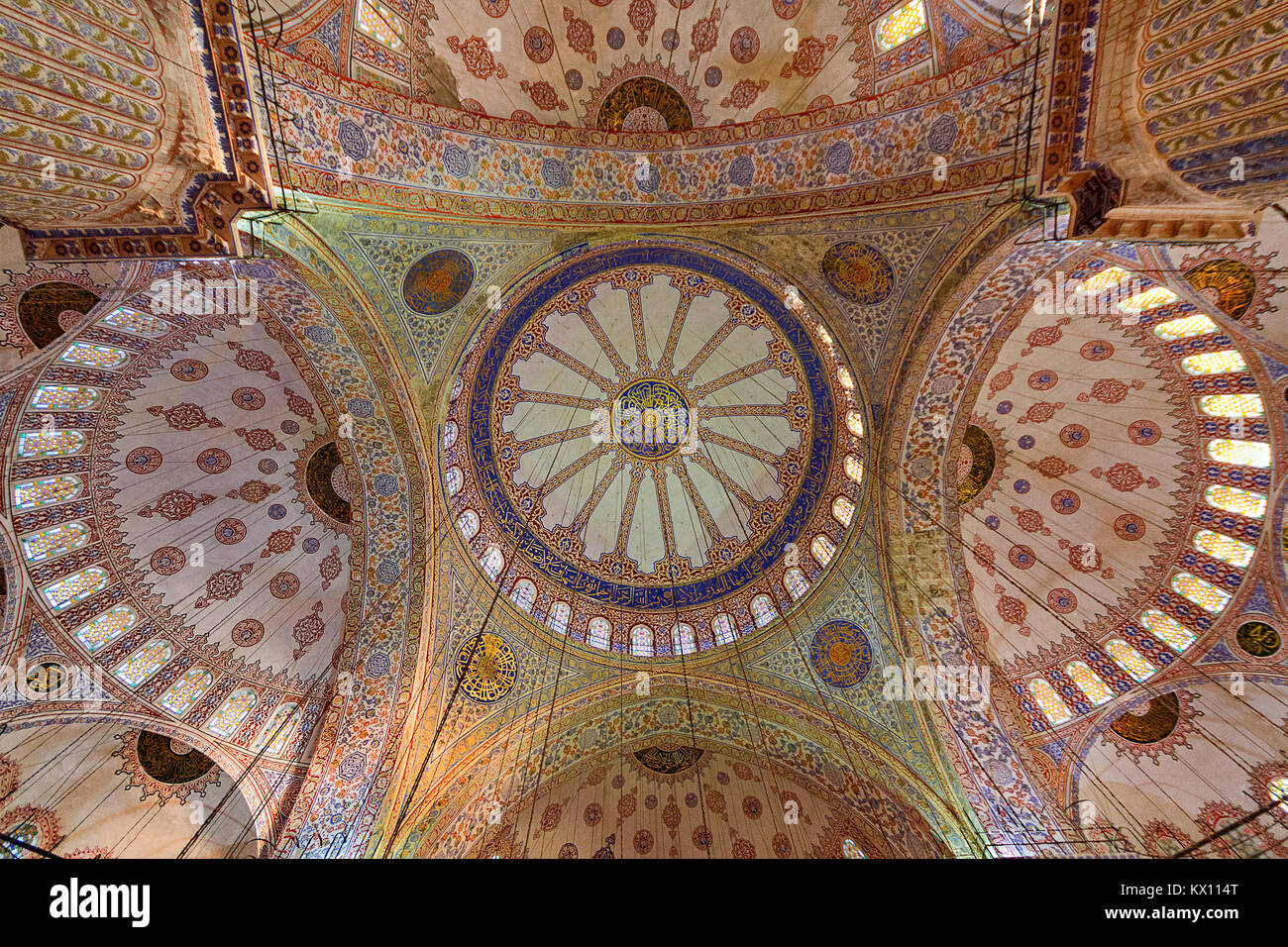 Blick über die Kuppeln der Blauen Moschee in Istanbul, Türkei. Stockfoto
