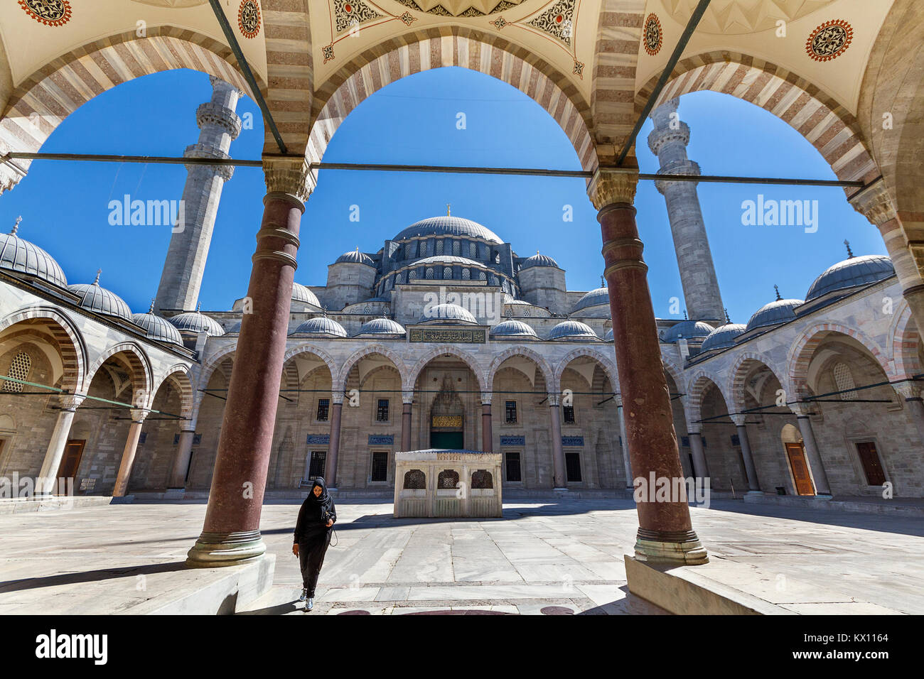 Bögen und Säulen im Innenhof der Süleymaniye Moschee in Istanbul, Türkei. Stockfoto