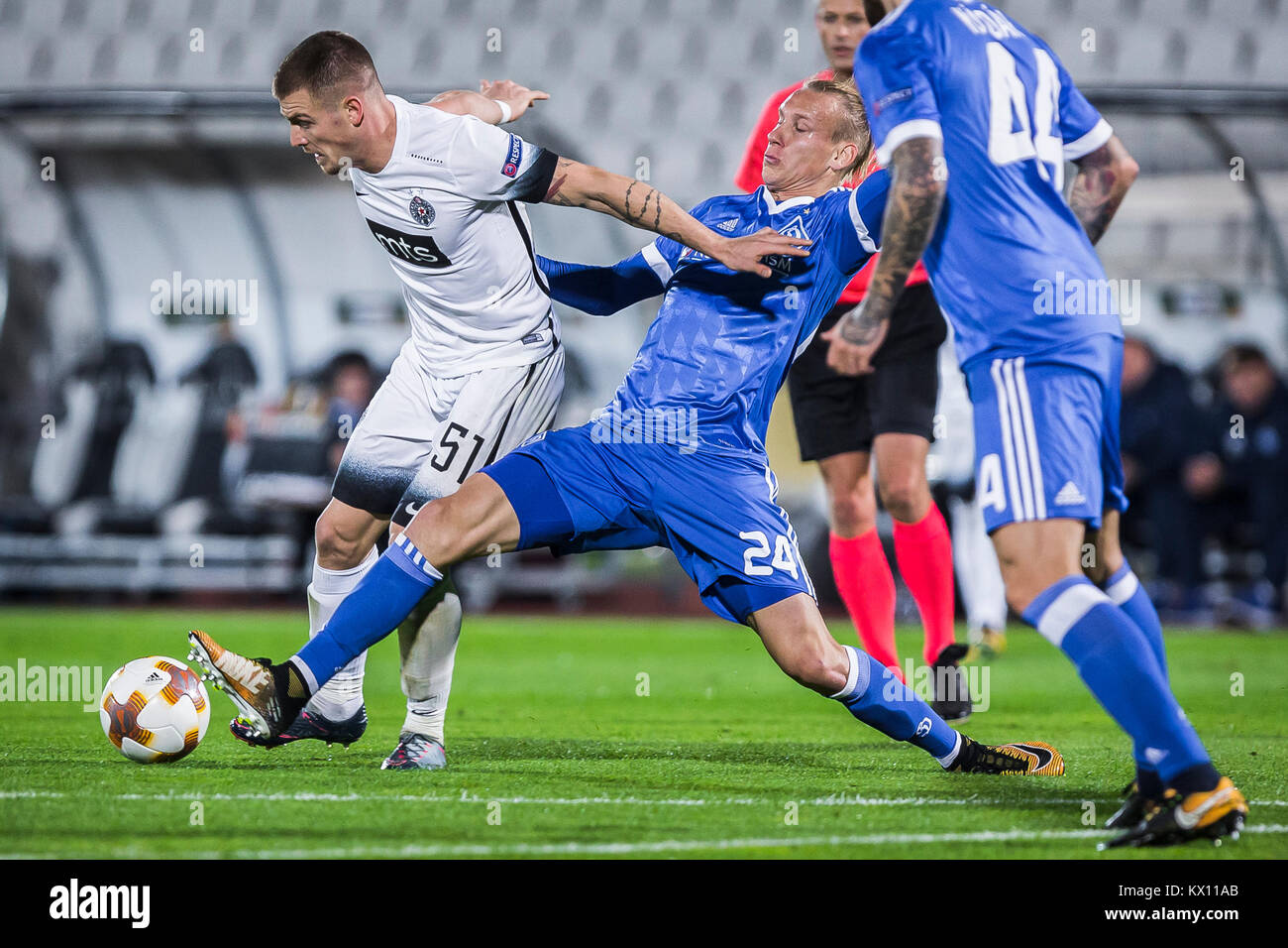 Ognjen Ozegovic von Partizan in Aktion gegen Verteidiger Domagoj Vida von Dynamo Kiew Stockfoto