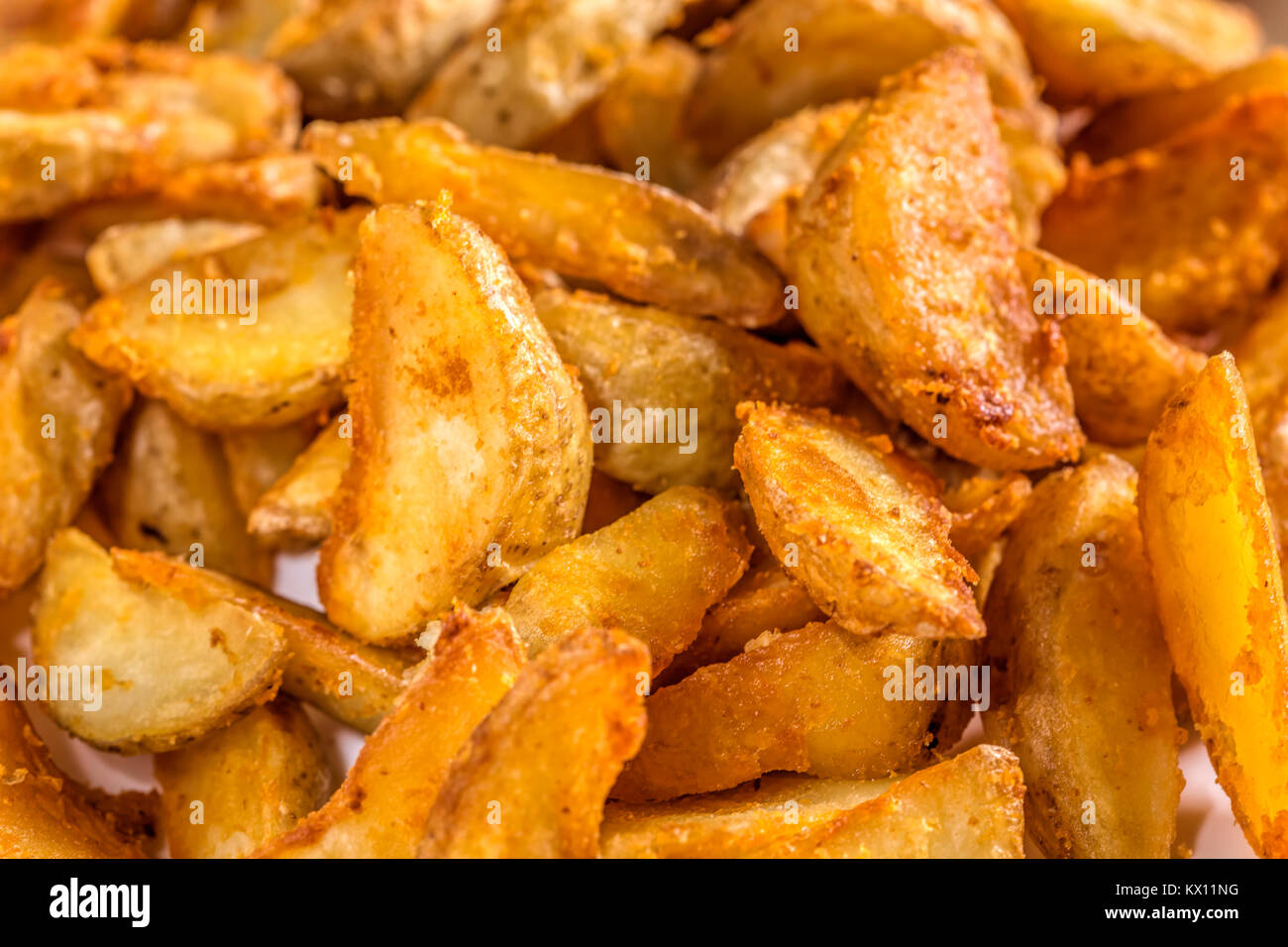 Nahaufnahme von Potato Wedges mit einer scharfen Mexikanischen Beschichtung Stockfoto