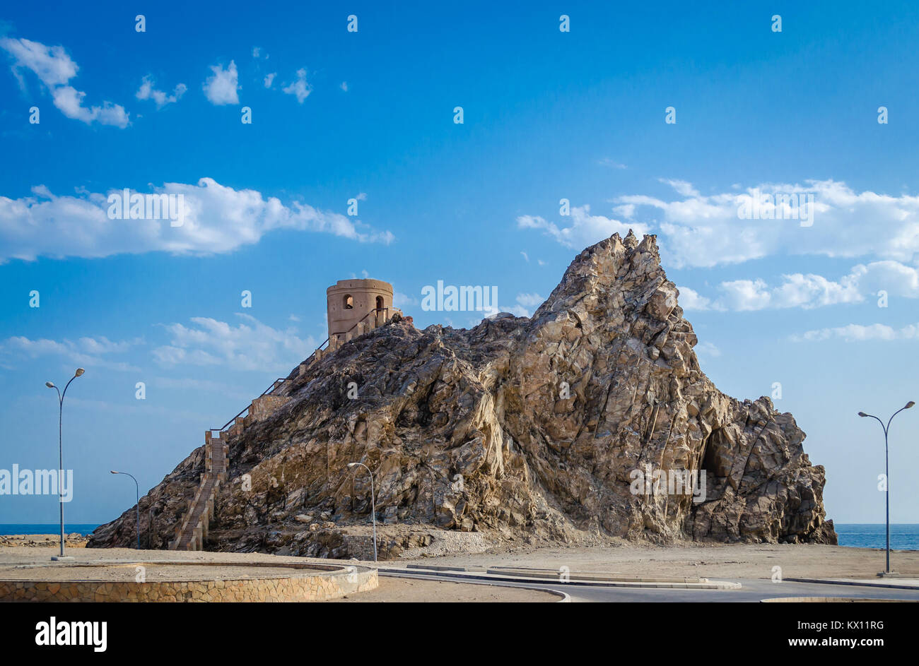 Alten, verlassenen Wachturm über einen Hügel mit blauem Himmel. Muscat, Oman. Stockfoto