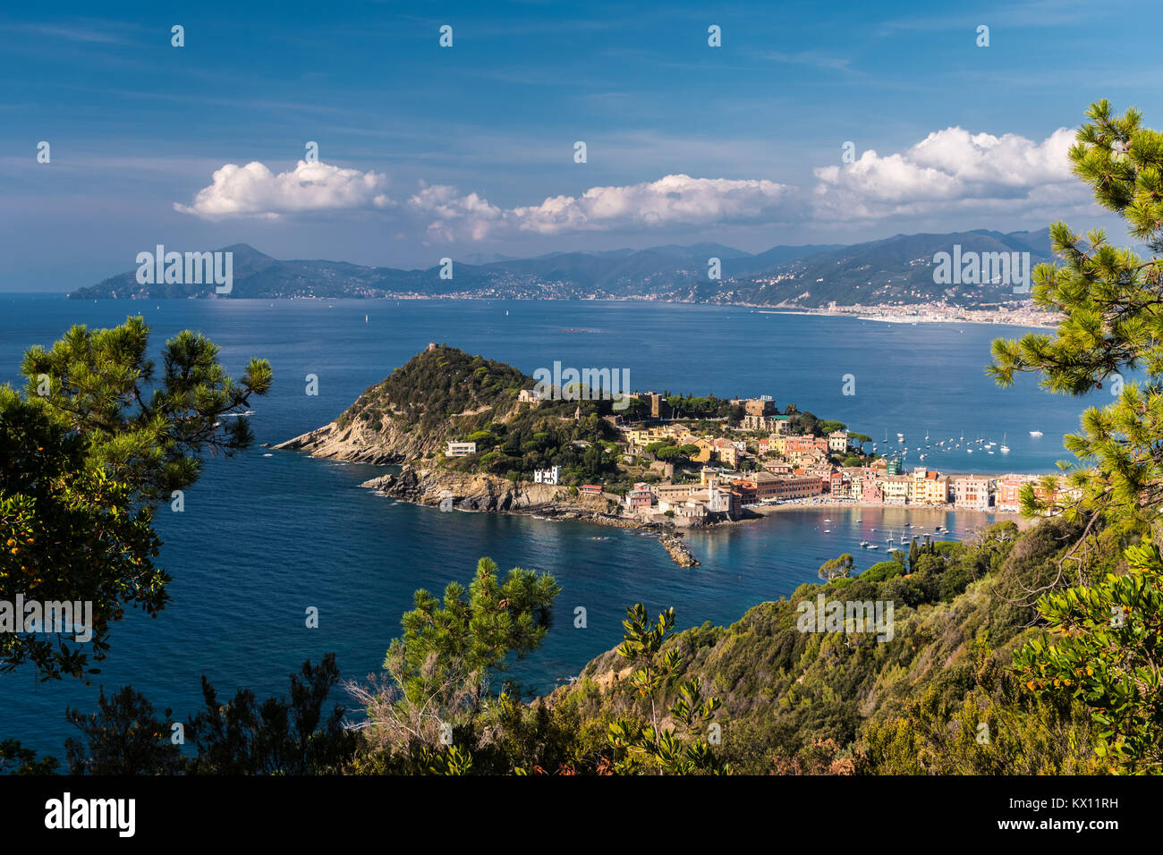 Panoramablick von Sestri Levante und seine Vorgebirge; Küste von Ligurien im Hintergrund Stockfoto