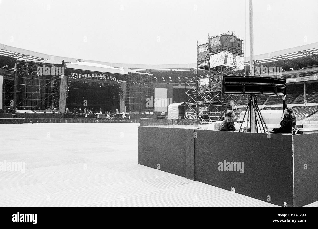 Aufbau der Bühne im Wembley Stadion für Madonnas Girlie Show Tour" vom 25. September 1993 in London, England. Die Inszenierung von Edwin Shirley Staging gebaut. Stockfoto