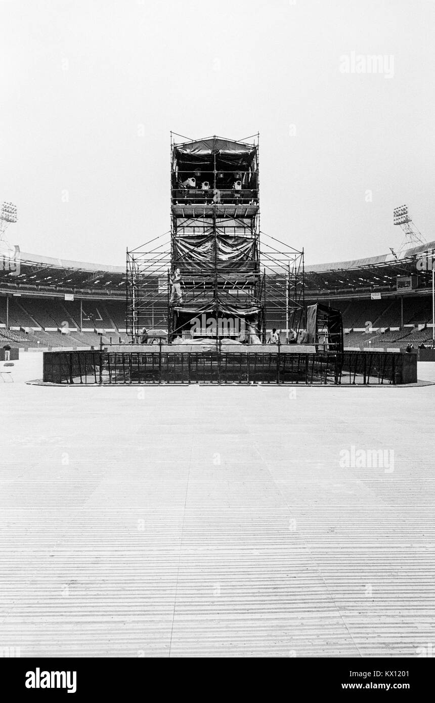 Aufbau der Bühne im Wembley Stadion für Madonnas Girlie Show Tour" vom 25. September 1993 in London, England. Die Inszenierung von Edwin Shirley Staging gebaut. Stockfoto