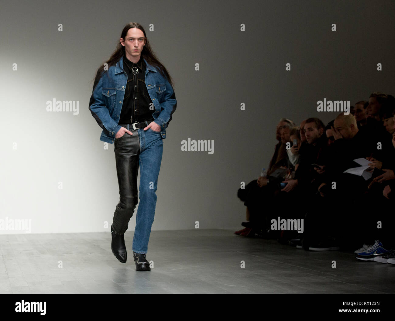 Modelle auf dem Laufsteg während der John Lawrence Sullivan Herbst/Winter 2018 London Fashion Week Show im BFC zeigen, Space, London. PRESS ASSOCIATION Foto. Bild Datum: Samstag, 6 Januar, 2018. Siehe PA Geschichte Consumer Mode. Photo Credit: Isabel Infantes/PA-Kabel Stockfoto