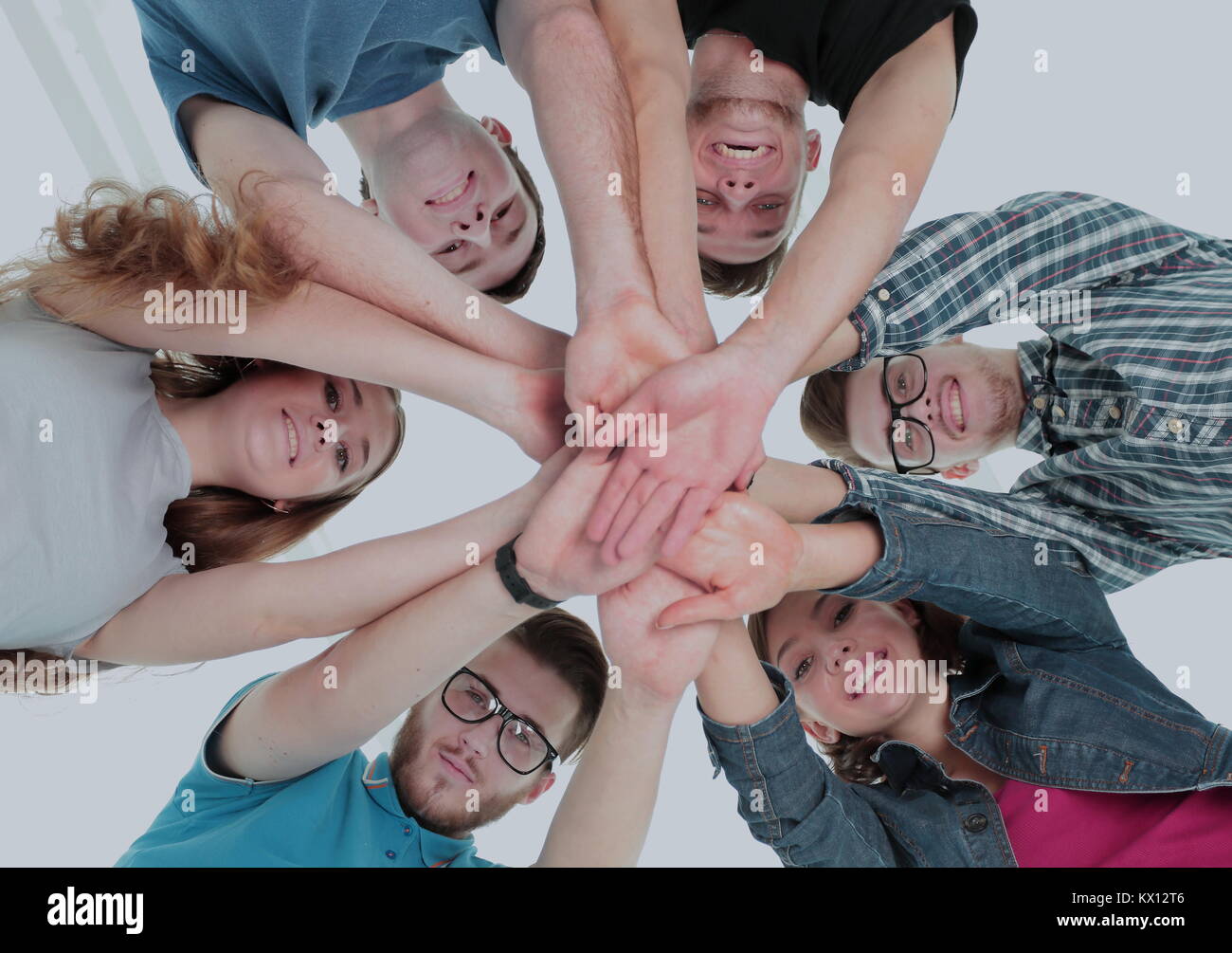 Ansicht von unten: close-up von einem Team von jungen Menschen, die immer in einem Kreis und seine Hände zusammen. Stockfoto