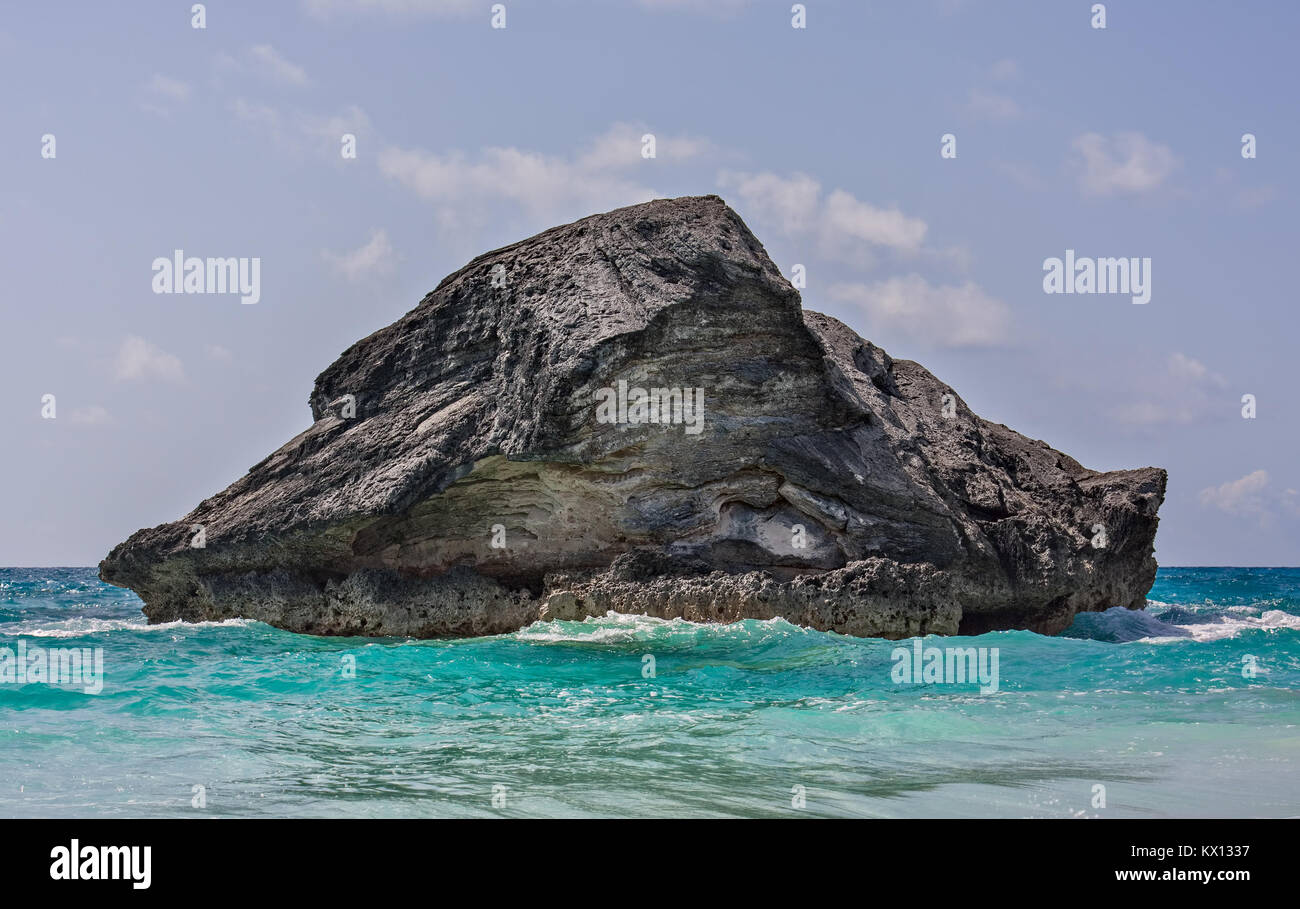 Einen großen Felsen in Horseshoe Bay, Bermuda. Horseshoe Bay in Southampton Parrish. Stockfoto