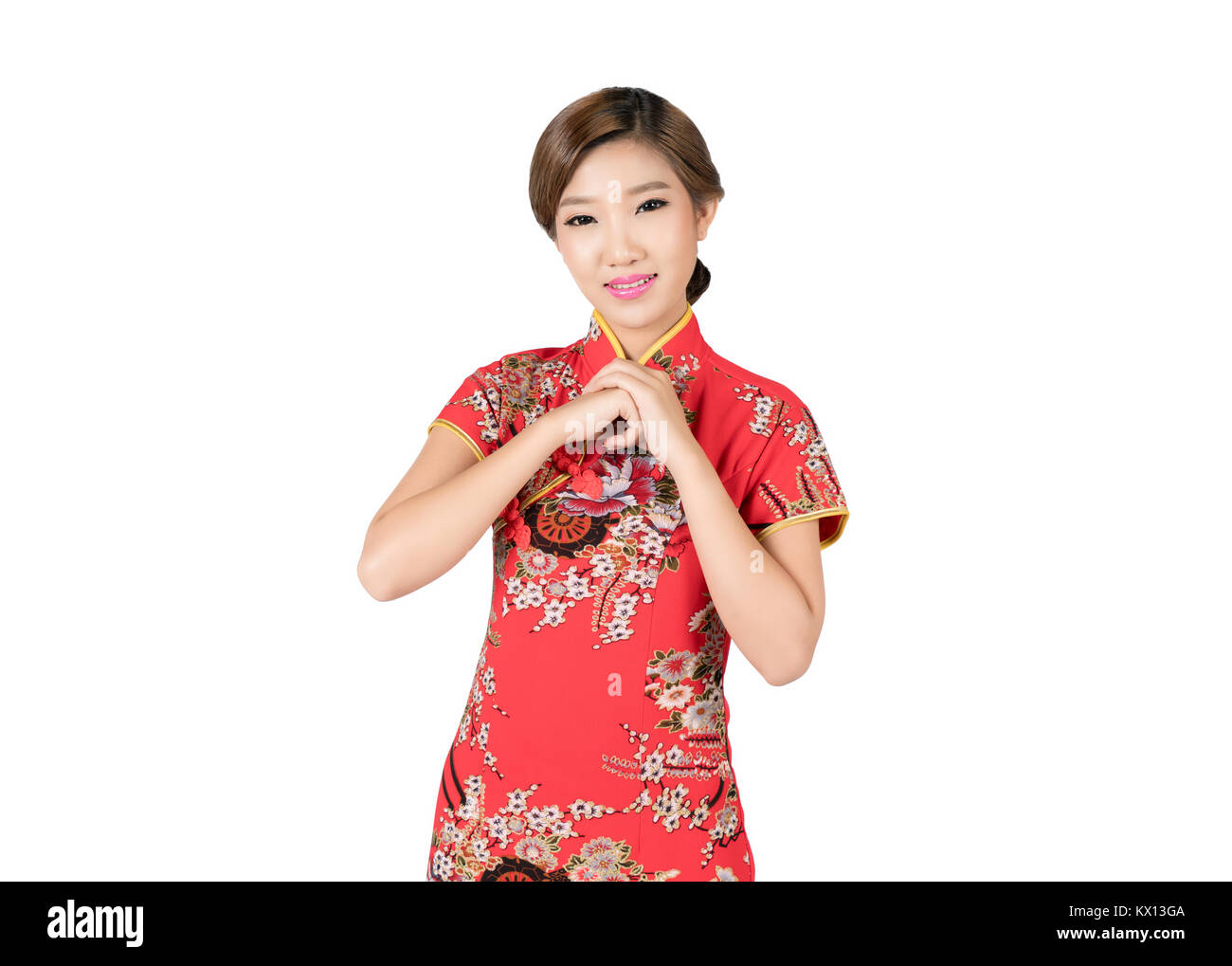 Asiatische Frau in der chinesischen Kleid traditionelles Cheongsam mit Geste der Gratulation in der chinesischen neue Jahr auf weißem Hintergrund mit Freistellungspfad isoliert. Stockfoto