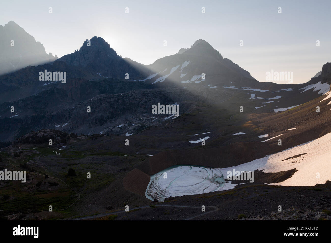 Die großen, mittleren und südlichen Teton Spitzen über schulraum Gletscher steigt in der South Fork von Cascade Canyon bei Sonnenaufgang. Der Grand Teton National Park, Wy Stockfoto