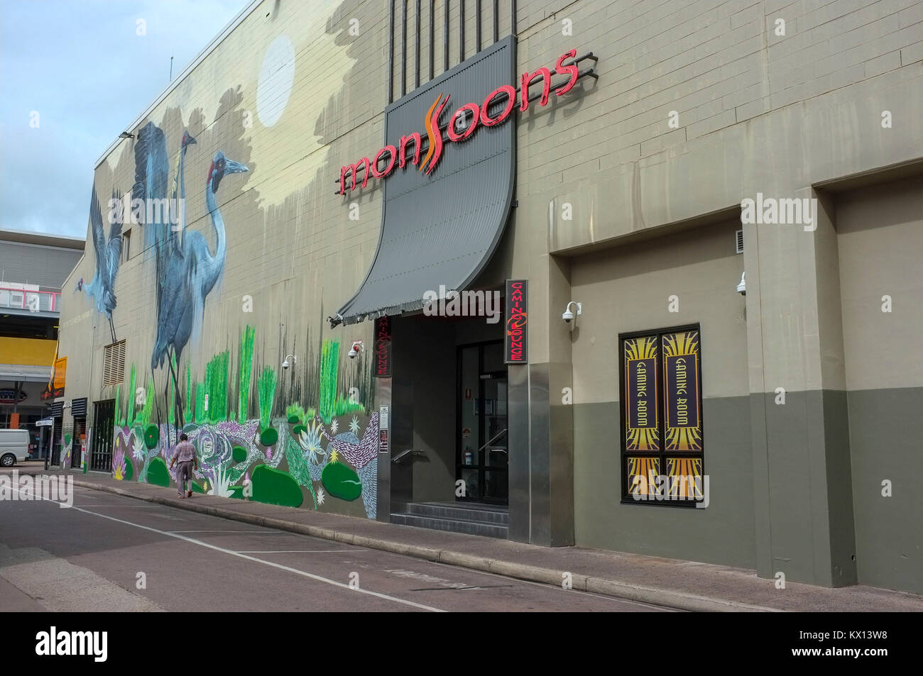 Wand Kunst aus zwei brolga an der Seitenwand des Monsuns night club in Nuttall Pl in Darwin, Northern Territory, Australien. Stockfoto