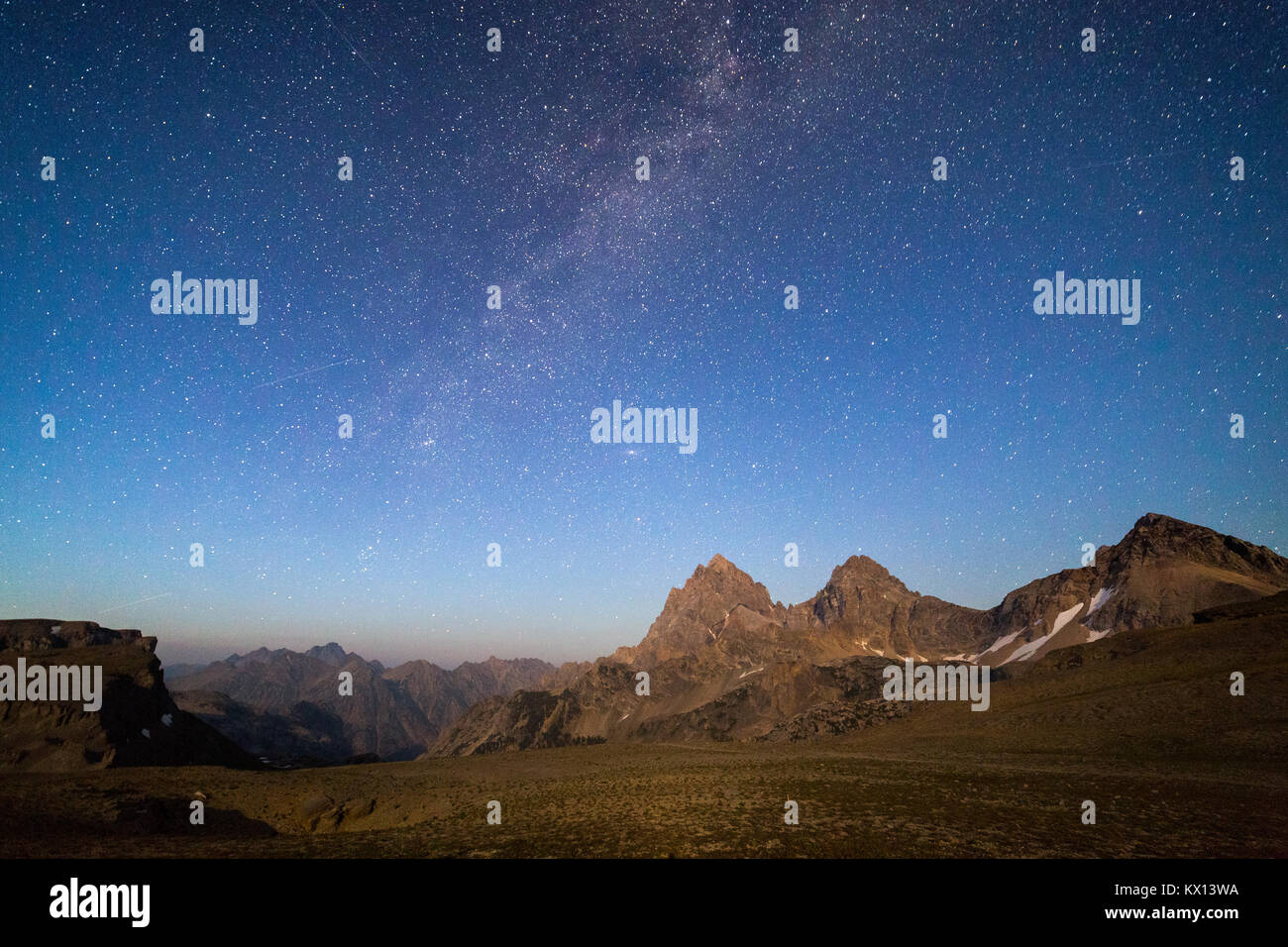 Die Milchstraße und Andromeda Galaxien über der großen, mittleren und südlichen Teton Peaks in den Teton Mountains Rising über Hurrikan. Jedediah Smit Stockfoto