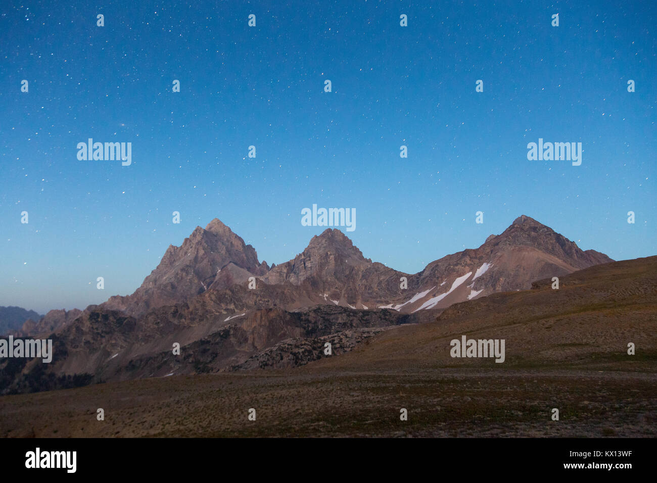 Die Andromeda-galaxie und einen Sternenhimmel leuchten oberhalb der großen, mittleren und südlichen Teton Spitzen über Hurrikan. Jedediah Smith Wildnis, Wy Stockfoto