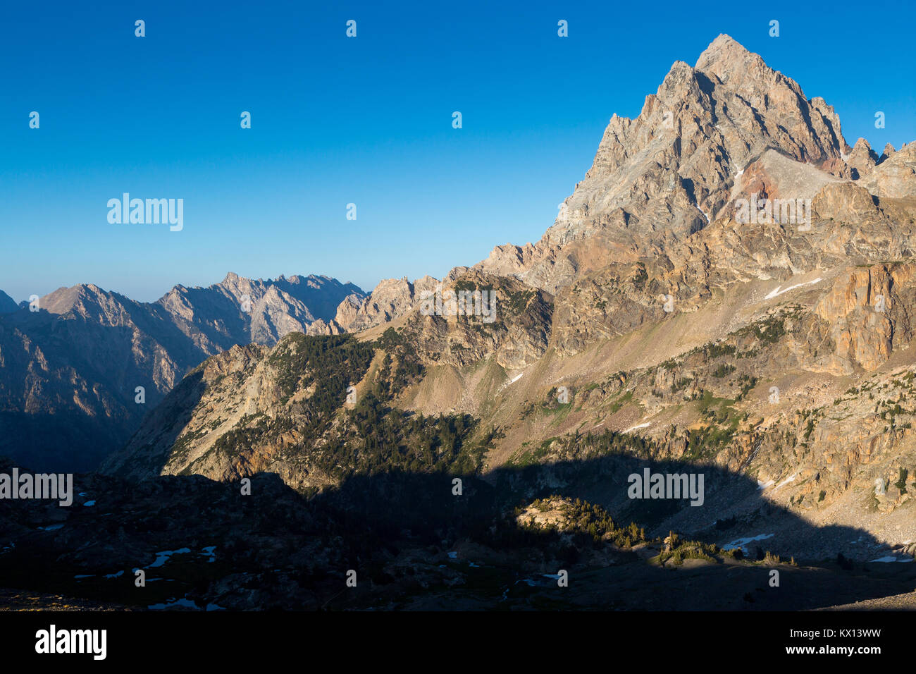 Die Grand Teton überragt der South Fork von Cascade Canyon, im Schatten vom späten Nachmittag Licht. Jedediah Smith Wüste, Wyoming Stockfoto