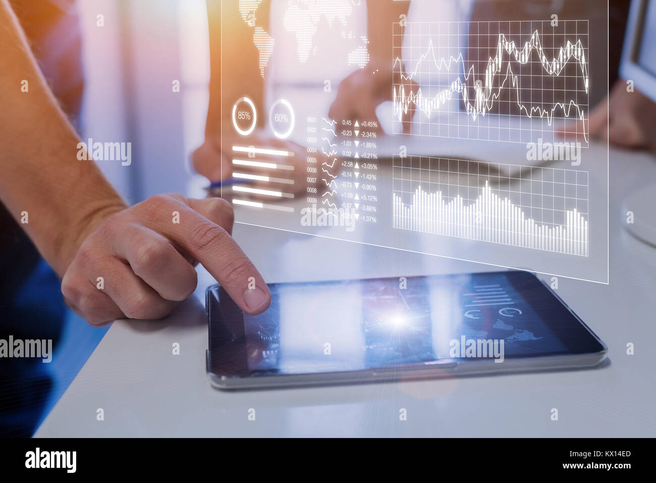 Team von Unternehmen analysiert, Marketing-, Vertriebs-, Betriebs-, Finanz-, Handels- oder Metriken auf digitalen Analytics Report Dashboard mit wichtigen performan Stockfoto