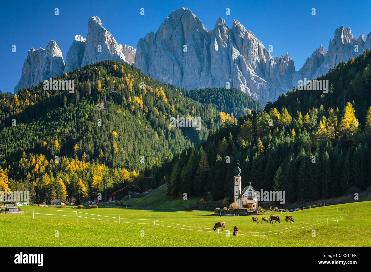 Das Val di Funes Tal und San Giovanni Kirche mit Blick auf die Dolomiten, Südtirol, Italien, Europa. Stockfoto