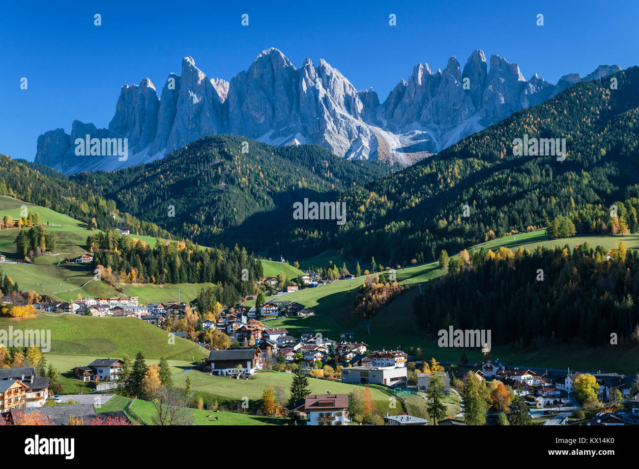 Das Val di Funes Tal und Dorf Santa Maddalena mit Blick auf die Dolomiten, Südtirol, Italien, Europa. Stockfoto