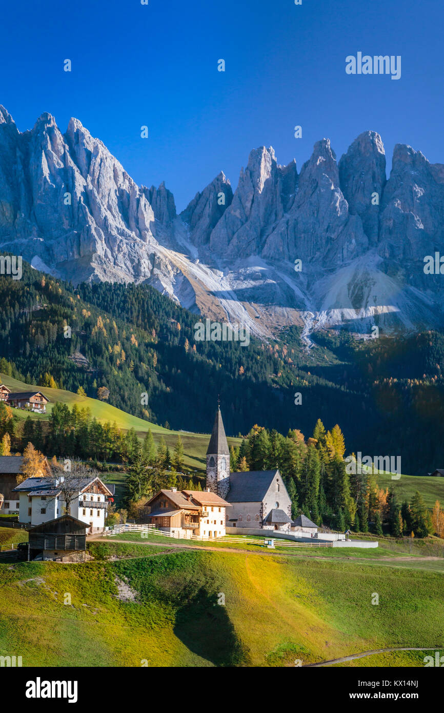 Das Val di Funes Tal und Dorf Santa Maddalena mit Blick auf die Dolomiten, Südtirol, Italien, Europa. Stockfoto