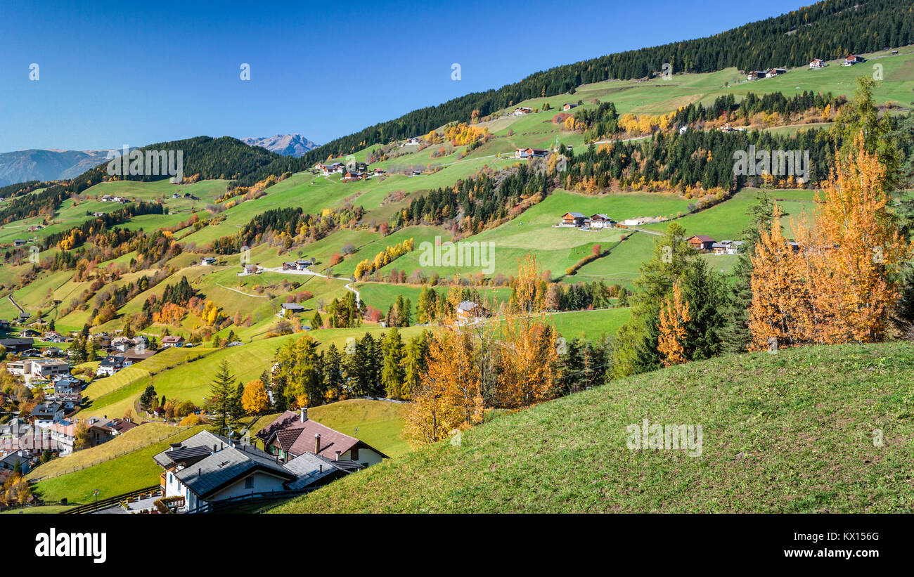 Das Val di Funes Tal und Dorf Santa Maddalena mit Blick auf die Dolomiten, Südtirol, Italien, Europa. Stockfoto