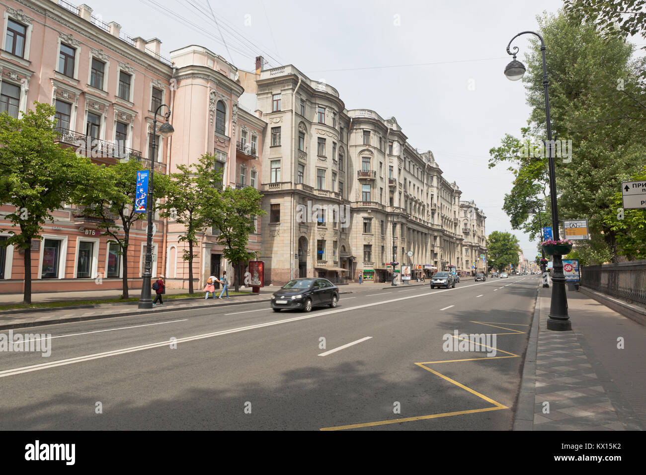 St. Petersburg, Russland - 18. Juni 2017: kamennoostrovsky Avenue im Sommer in St. Petersburg Stockfoto