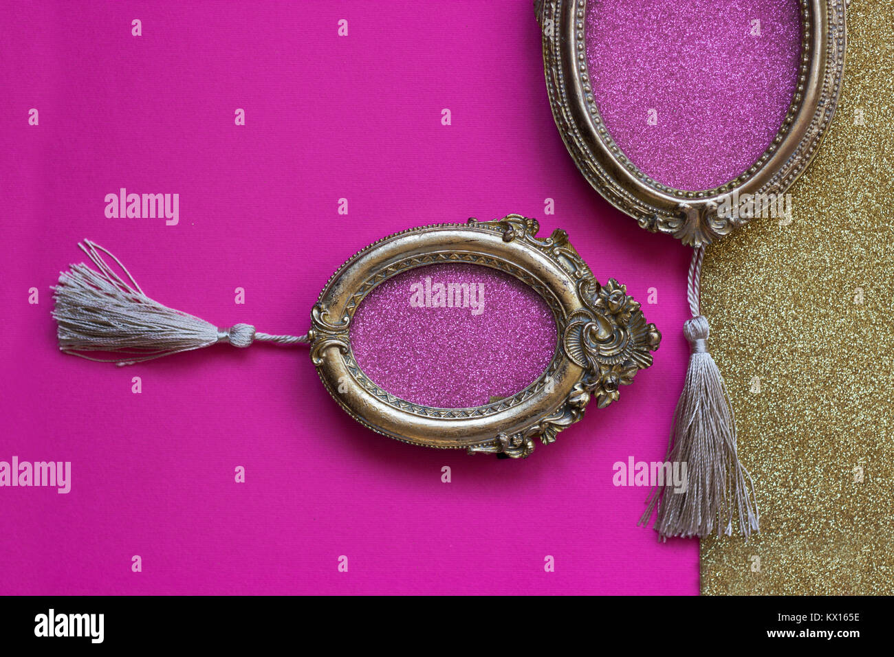 Zwei vintage Golden ovale Bilderrahmen auf rosa und goldenen Hintergrund, mit Kopie Platz im Rahmen Stockfoto