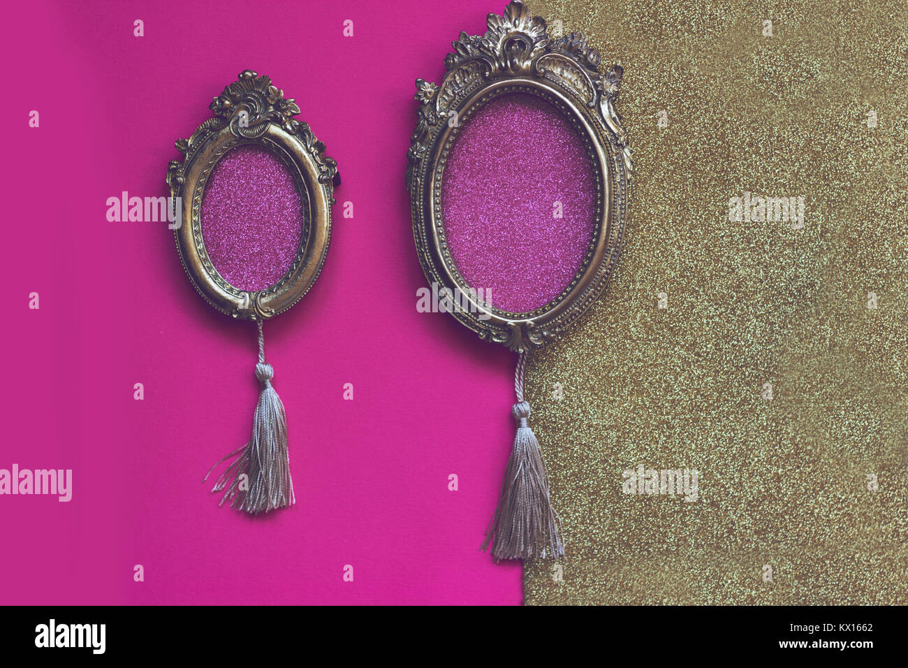 Zwei vintage Golden ovale Bilderrahmen auf rosa und goldenen Hintergrund, mit Kopie Platz im Rahmen Stockfoto