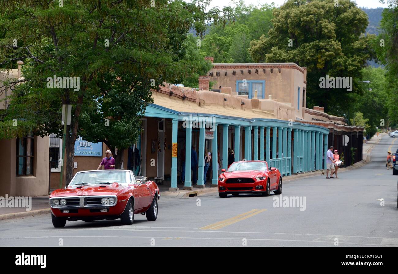 Ein Vintage Red Pontiac Firebird Und Einem Modernen Ford Mustang Kreuzfahrt Durch Die Innenstadt Von Santa Fe New Mexico Stockfotografie Alamy