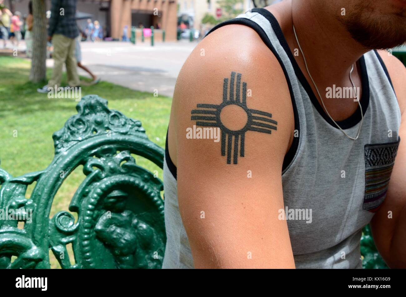 Mann mit Zia new mexico Symbol tattoo Alburquerque Stockfoto