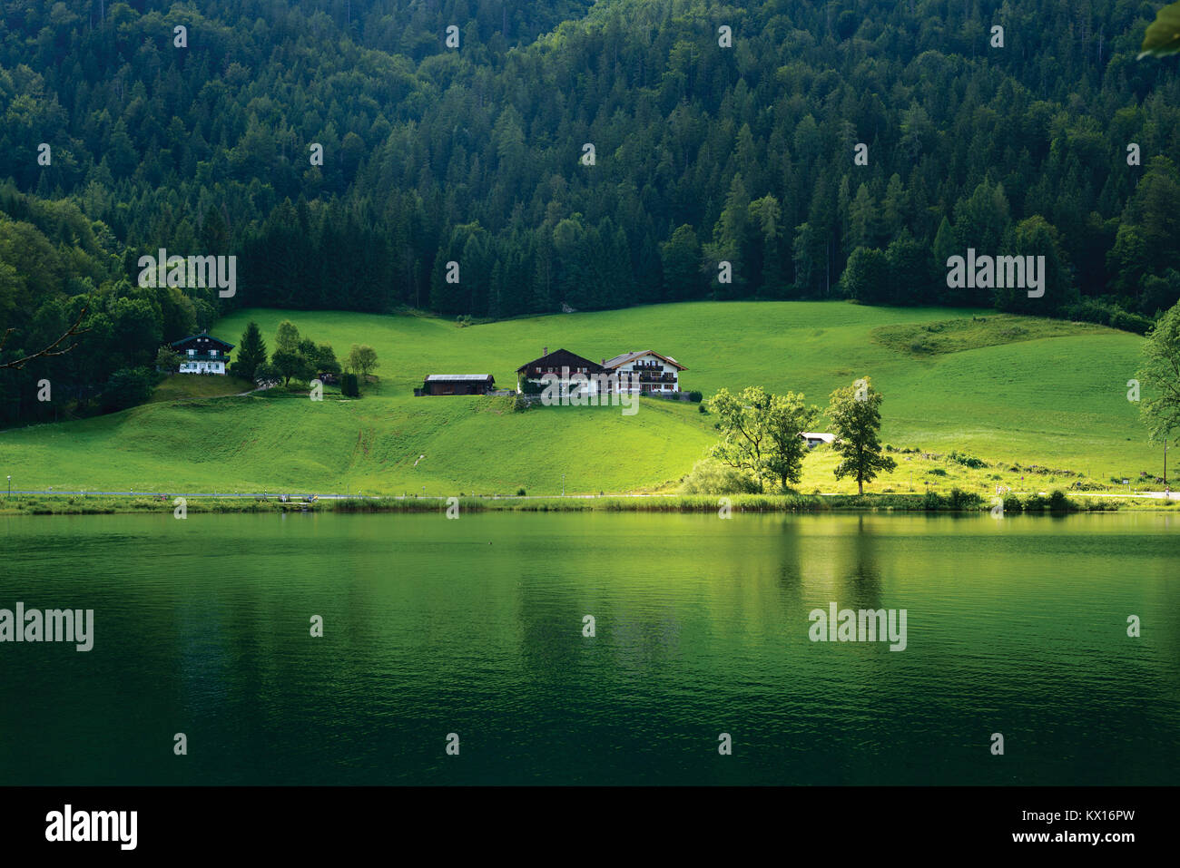 Land Häuser am Wasser in Deutschland Stockfoto