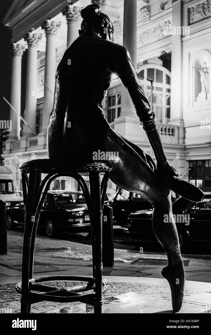 Statue der jungen Tänzerin von Enzo Plazzotta basierend auf einem Gemälde von Degas, gegenüber der Royal Opera House, Bow Street, London, England, in der Nacht, 1980 s Stockfoto