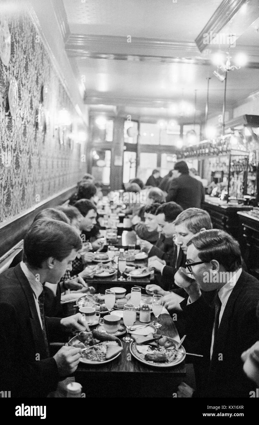 Frühstück in der Hoffnung pub Cowcross Street, Clerkenwell, Smithfield Market, London, am frühen Morgen des 21. Januar 1991 Stockfoto