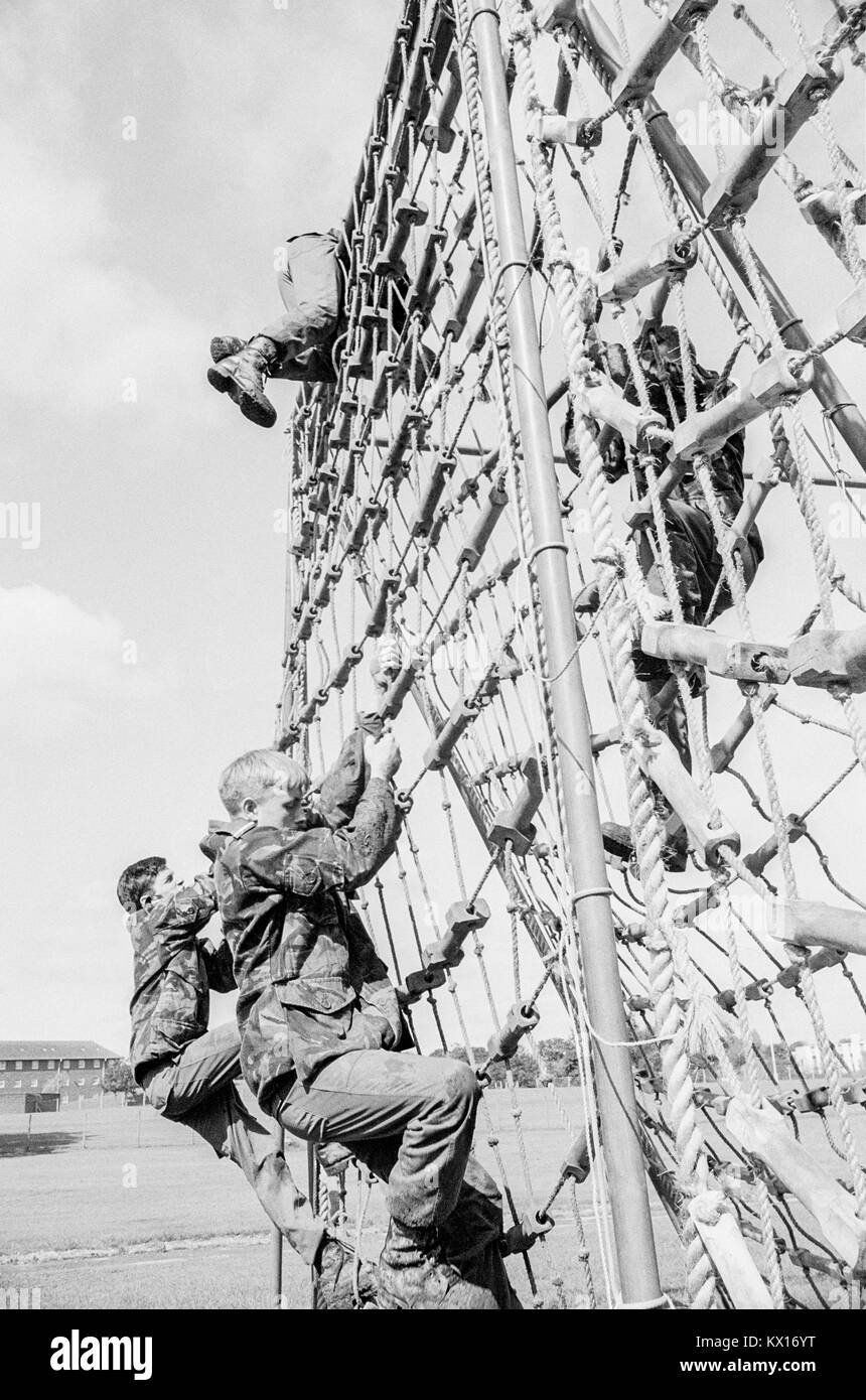 Britische Armee squaddies in der Grundausbildung klettern über Seil Verrechnung als Teil eines Hindernisparcours, 15. Juni 1993 Stockfoto