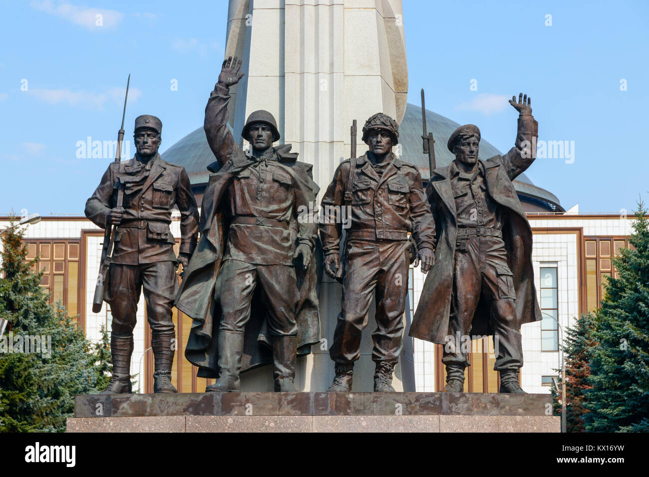 Denkmal für die Alliierten, eine Bronzestatue im Victory Park, vier WO2 Soldaten der alliierten Nationen. Moskau, Russland. Stockfoto