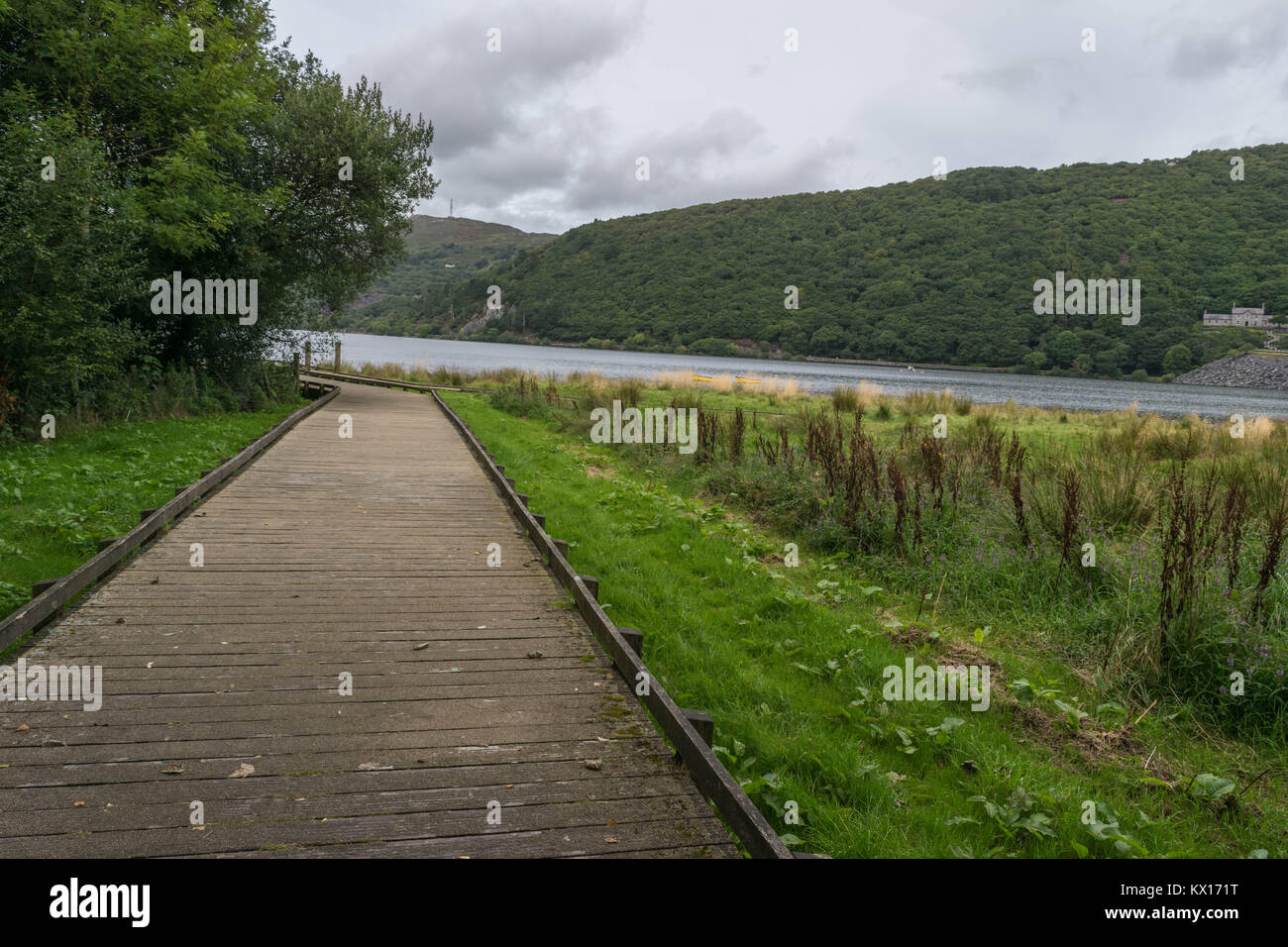Llianberis See und die umliegende Landschaft Stockfoto