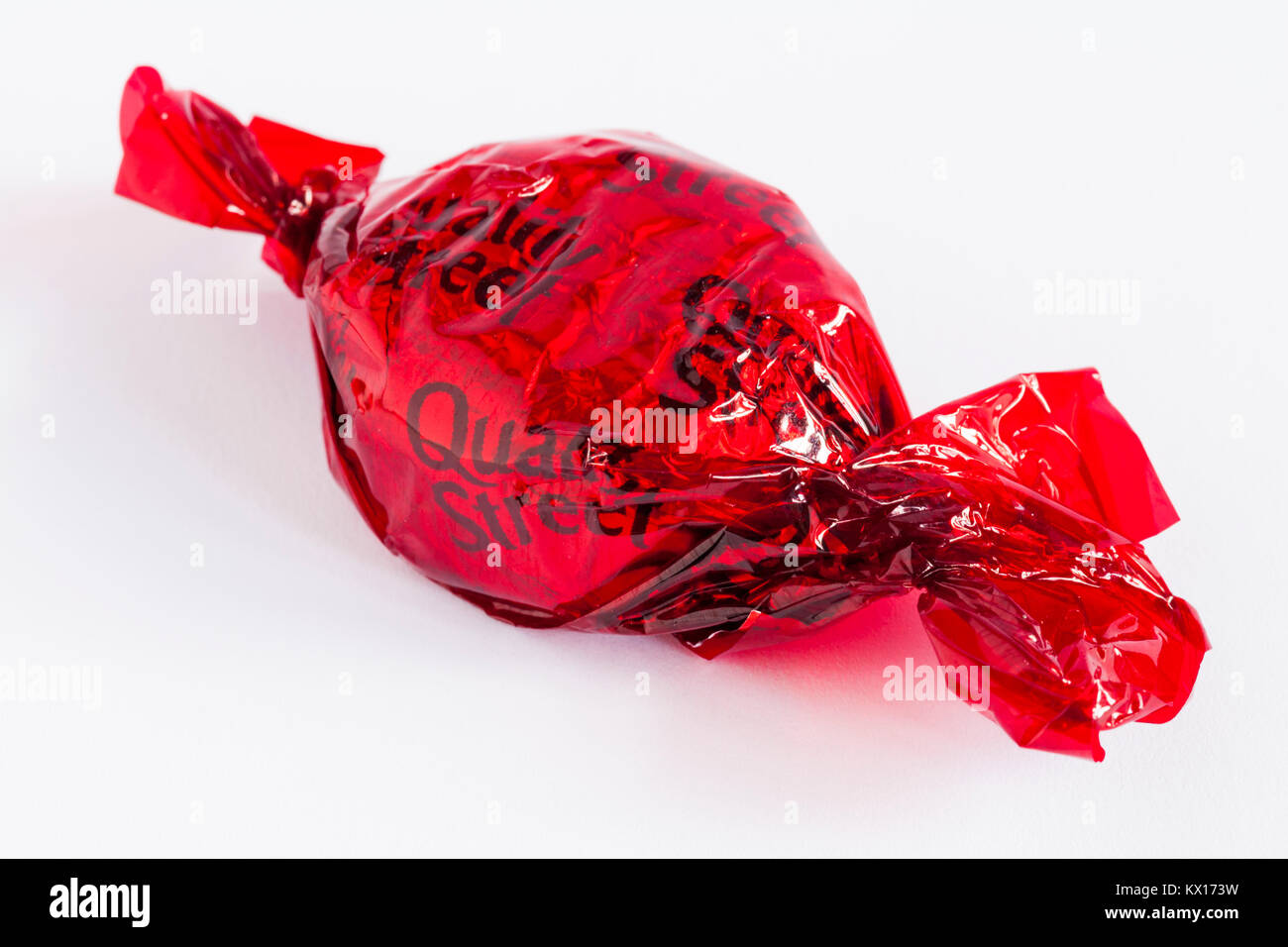 Quality Street Schokolade von Nestle - Strawberry Delight Schokolade, rot Qualität Straße, auf weißem Hintergrund Stockfoto