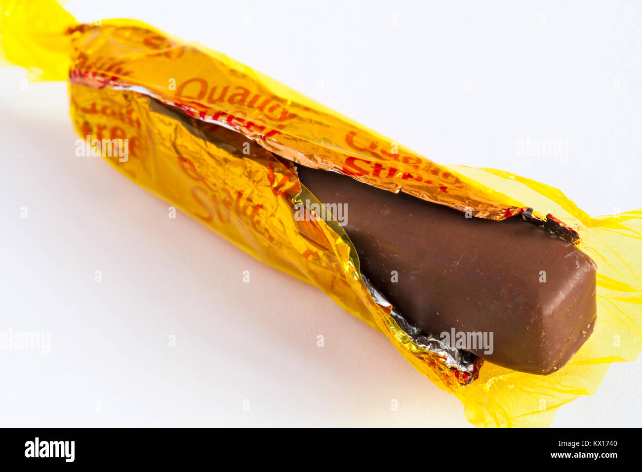 Quality Street Schokolade von Nestle - Toffee finger Schokolade, gelb Qualität Straße, mit Wrapper rückgängig gemacht Schokolade auf weißem Hintergrund zu zeigen Stockfoto